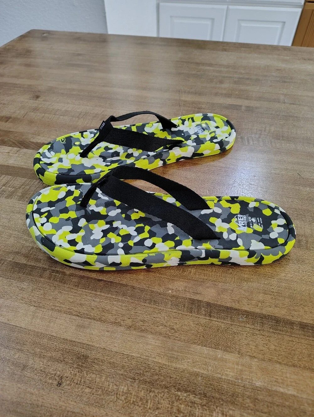 REI CO-OP Camo Yellow & Black Flip Flop Sandals Size M-9-W-10